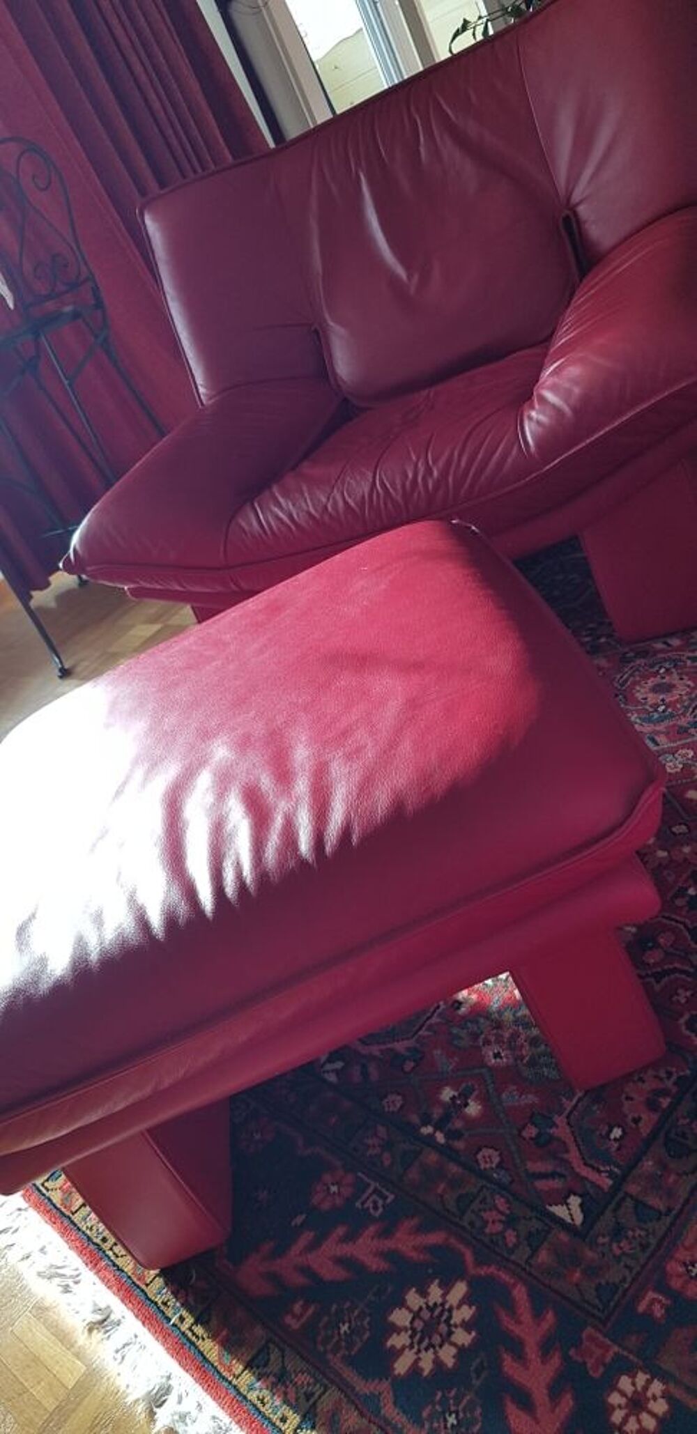 fauteuil et son pouf rouges Meubles