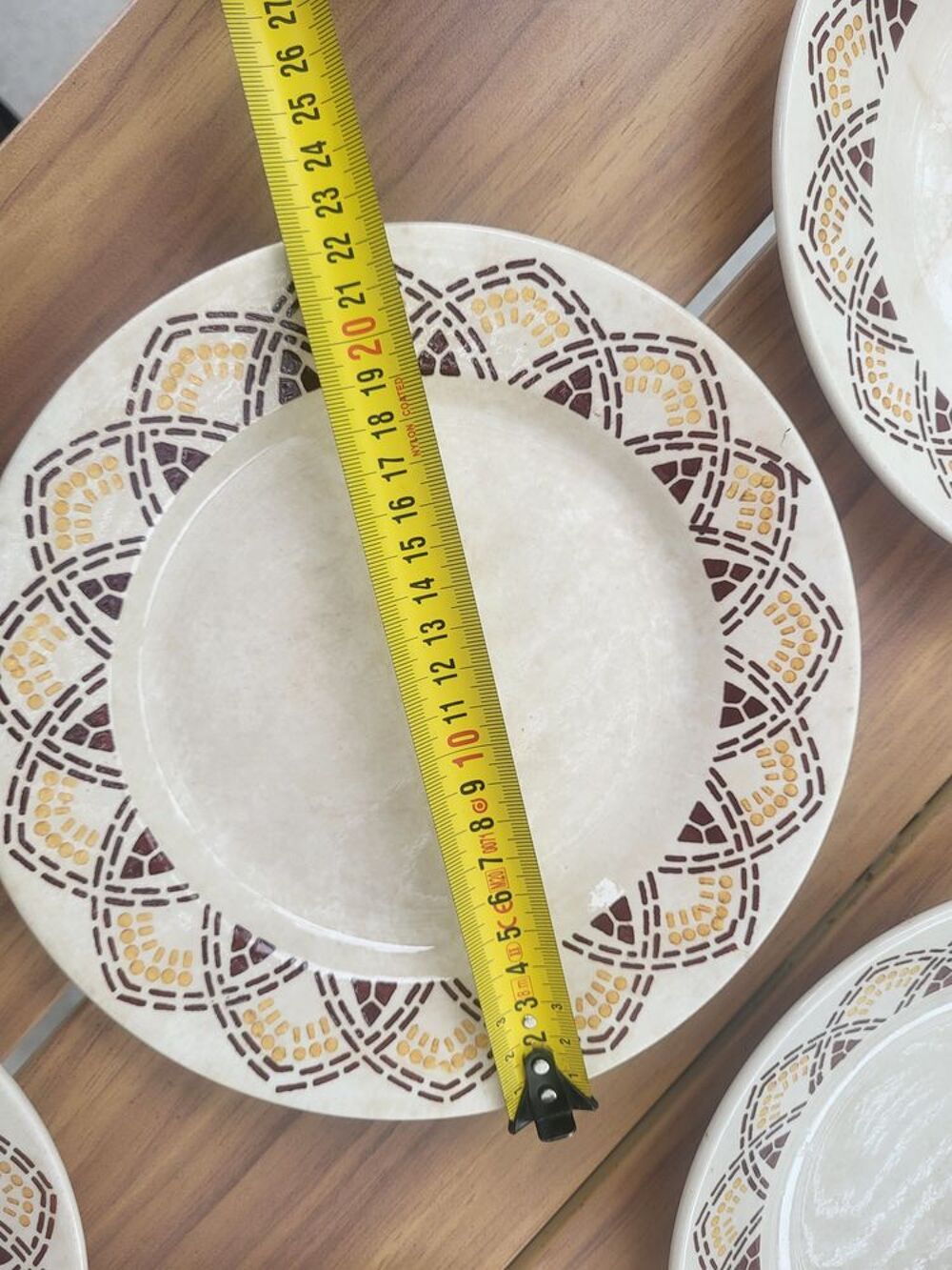 Lot de 6 assiettes plates anciennes en fa&iuml;ence &eacute;maill&eacute;e 