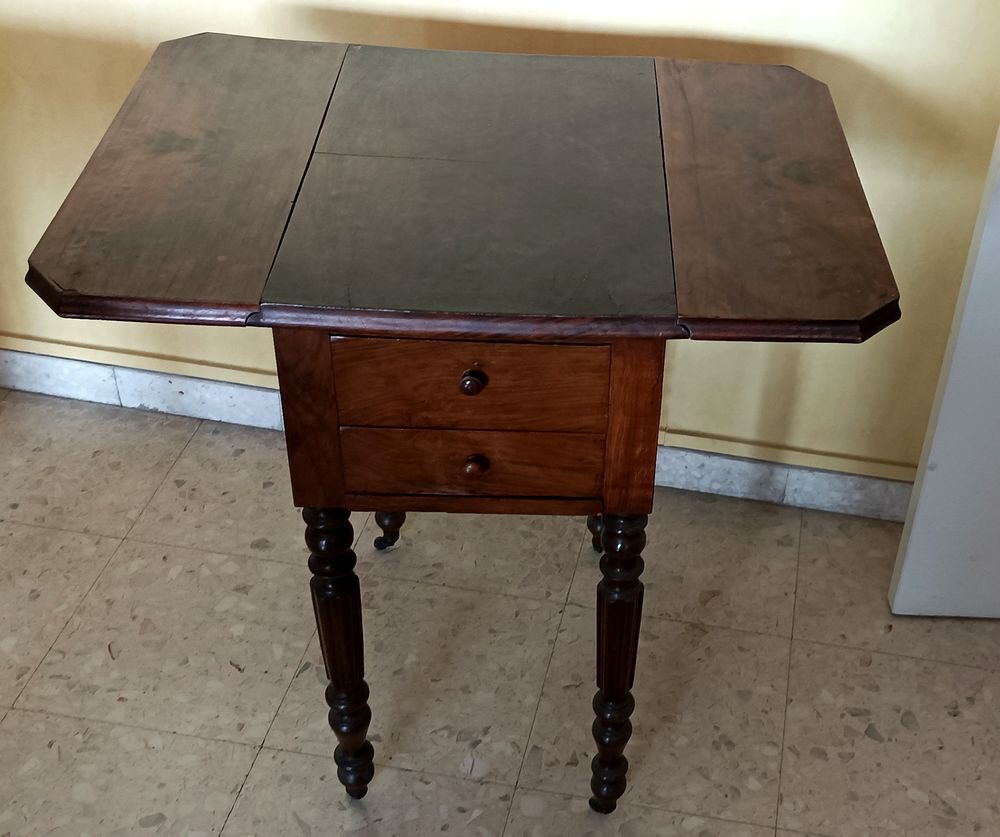 Original et rare. Tr&egrave;s jolie petite table de service pliable Meubles