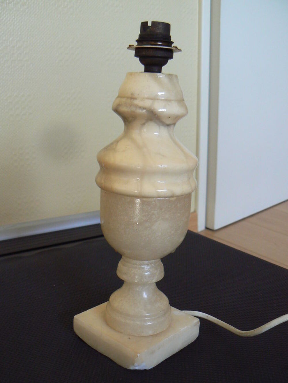 ANCIEN PIED DE LAMPE EN ALBATRE 
Décoration