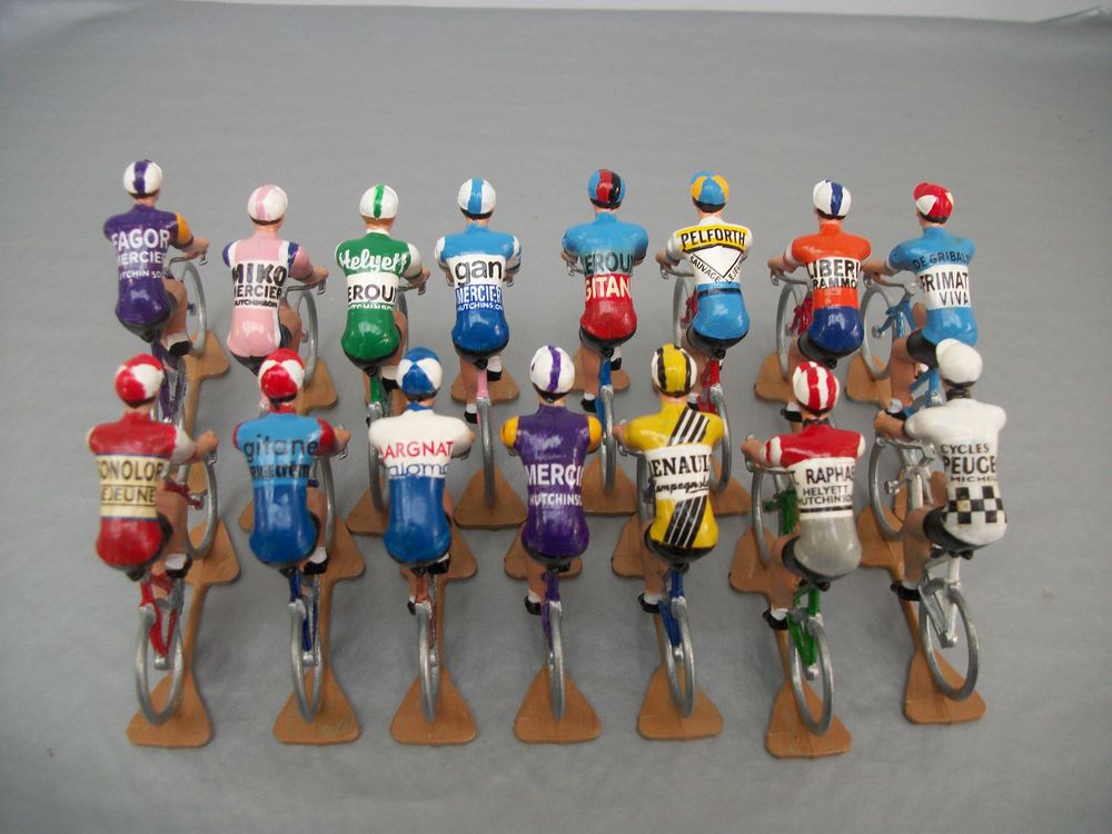 Cyclistes. Miniatures. Figurine. Diorama. Jouets. 
