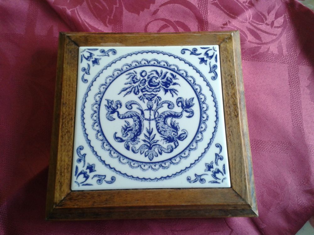 dessous de plat ancien carreau en fa&iuml;ence de GIEN Décoration