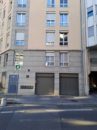 Vente Parking/Garage BOX FERME 14M² EQUIPE BORNE RECHARGE ELECTRIQUE INDIVIDUELLE Lyon 7