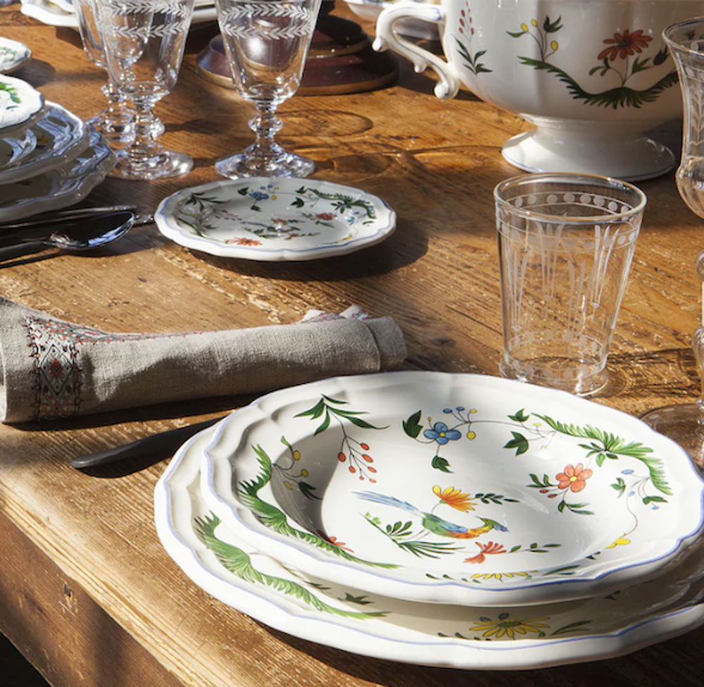 Service complet de 36 pieces Faience de Gien. Décoration