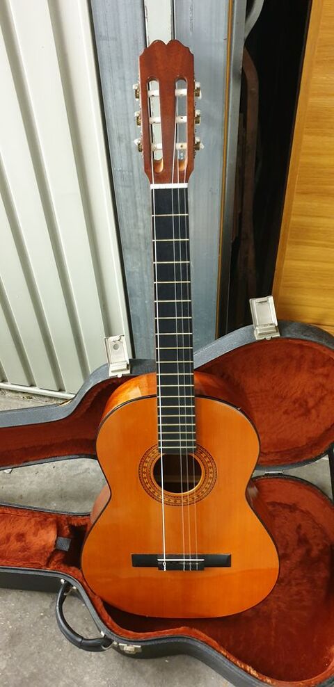Guitare classique accessoires  et valise uncu 120 Trappes (78)