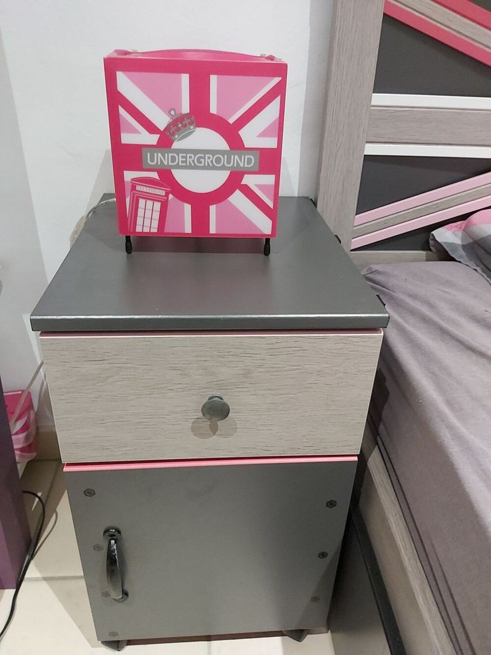 Lit enfant avec tiroirs, sommier, matelas et table de chevet Meubles