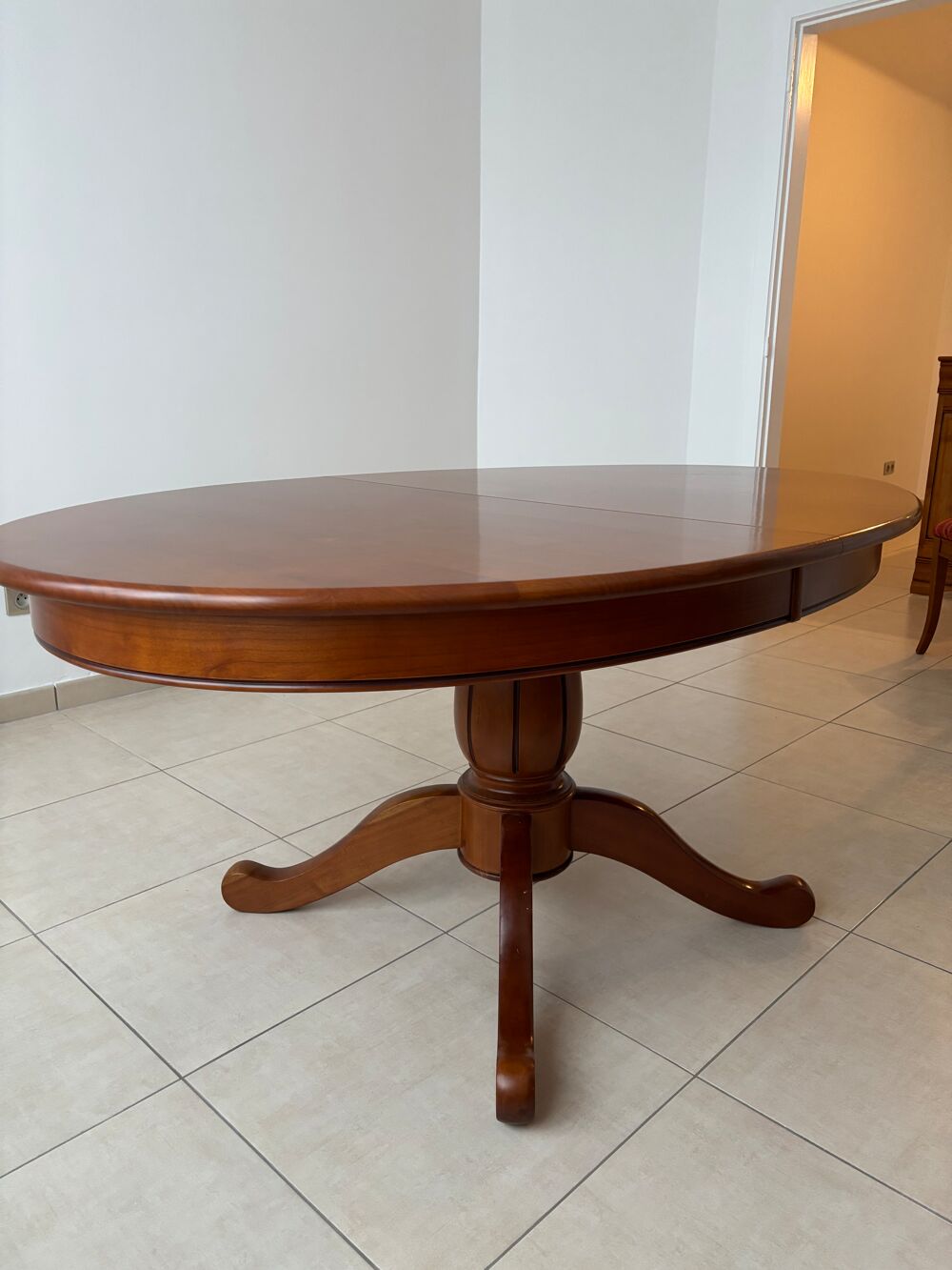 Table &agrave; manger ronde en bois et chaises assorties Meubles
