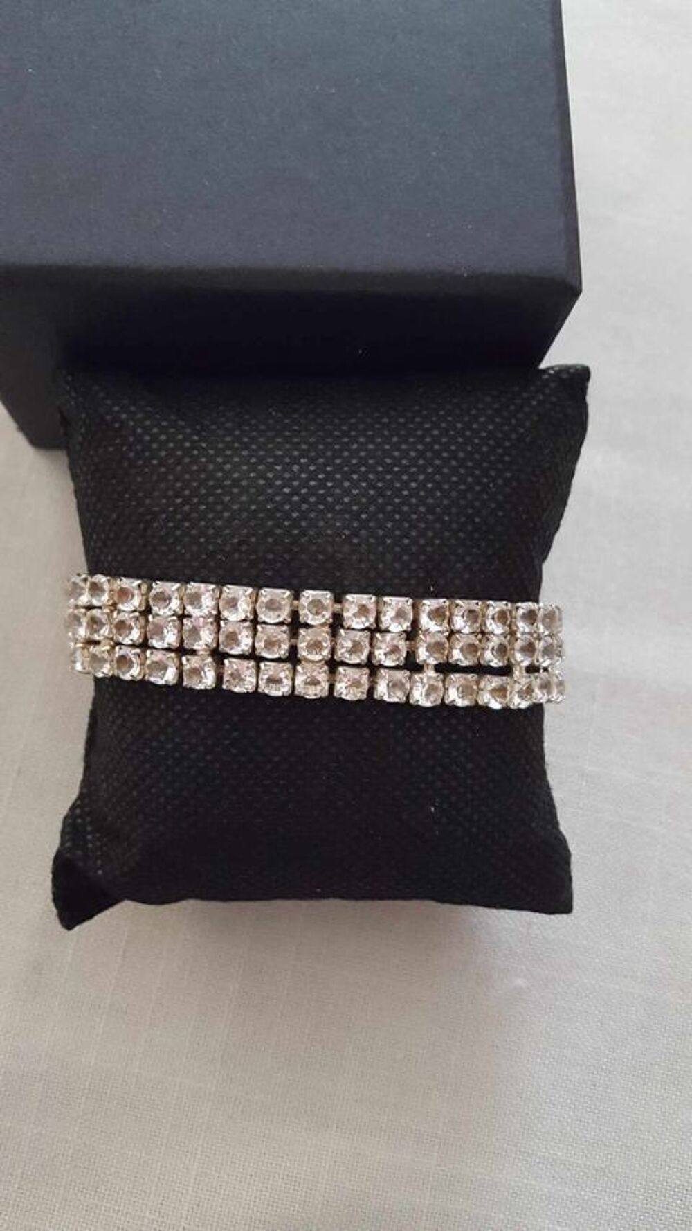  Un bracelet vintage, et un Pierre Cardin avec c?ur N&deg;1333 Bijoux et montres