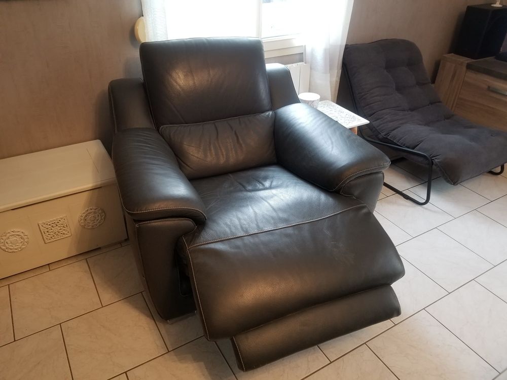 Salon cuir &eacute;quip&eacute; de relax &eacute;lectrique Meubles