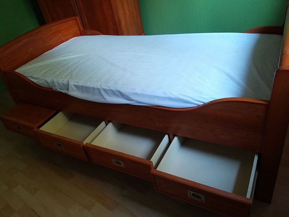 chambre une personne : lit avec sommier et armoire Meubles