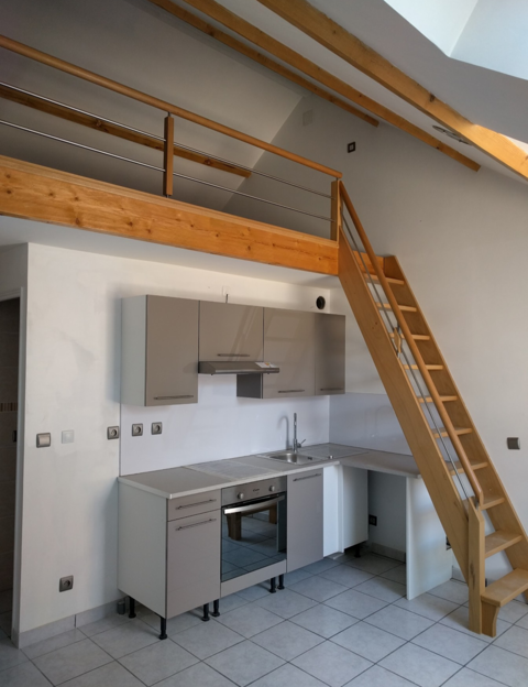   F2 40m2 (30+10m2 mezzanine) dispo 15/04 - Centre-ville VOULX Appartement - 2 pi�ce(s) - 40 m�