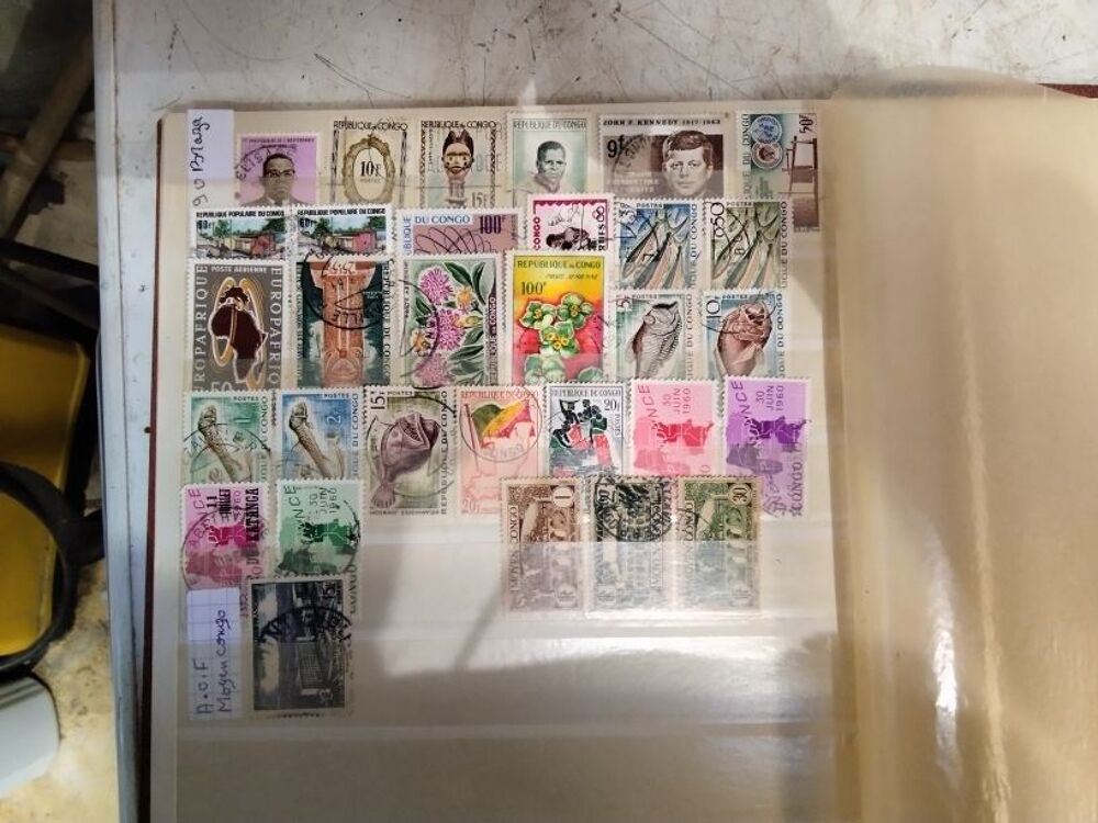 Lot de timbres de collection en classeur 