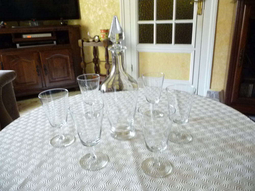 6 grands verres sur pied avec carafe 
Electroménager
