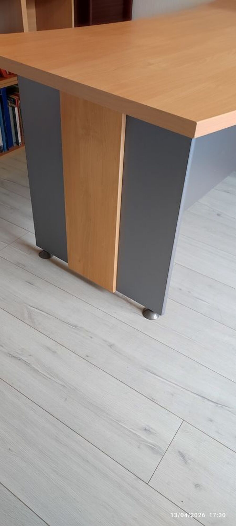 Bureau de forme arrondie
Meubles