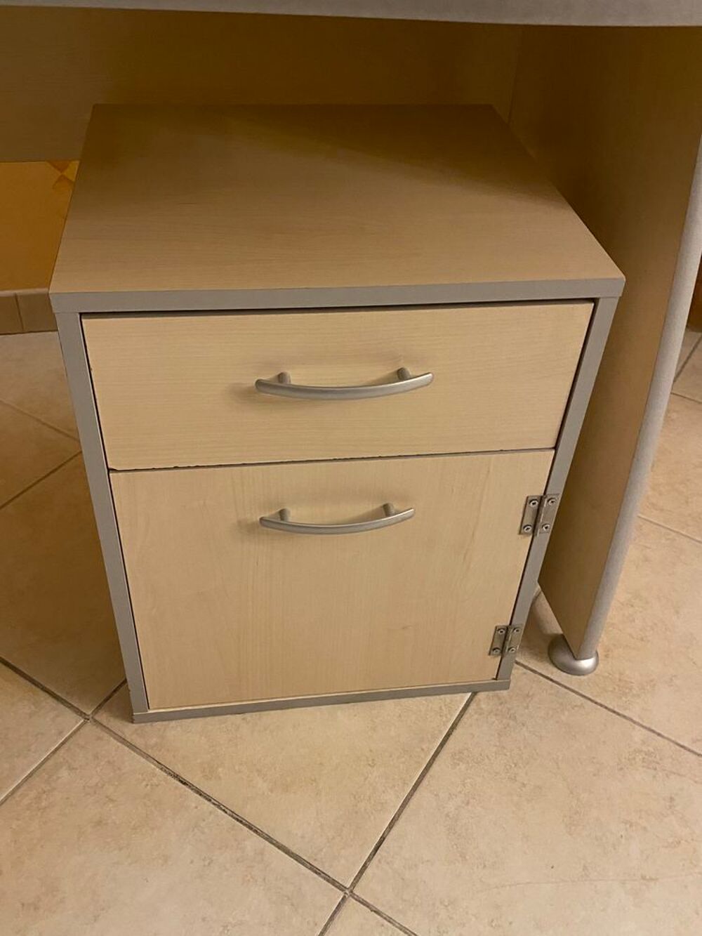 Bureau m&eacute;lamin&eacute; avec caisson et &eacute;tag&egrave;re assortis Meubles