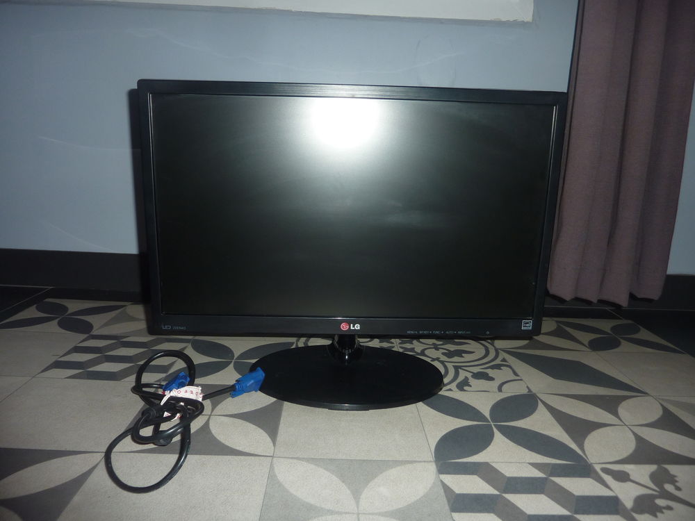 &Eacute;cran LG 22EN43T 22 Pouces Matériel informatique