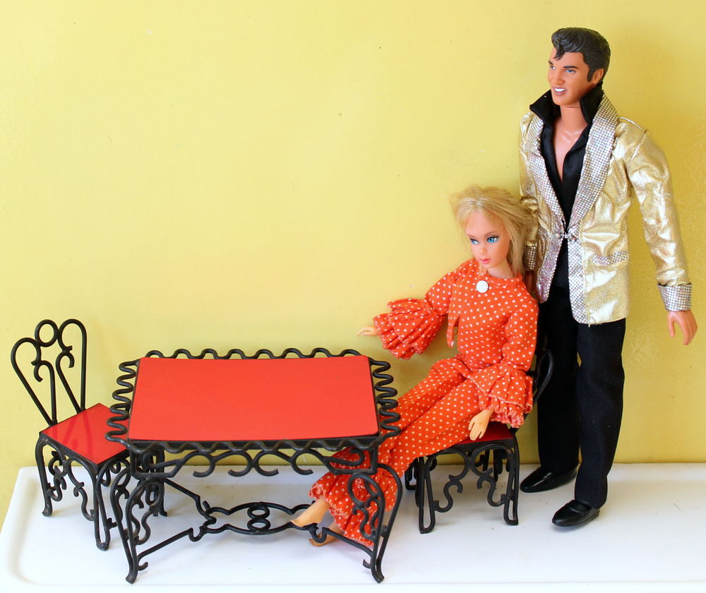 Mobilier fer forg&eacute; et formica pour poup&eacute;e mannequin 50-60 Jeux / jouets