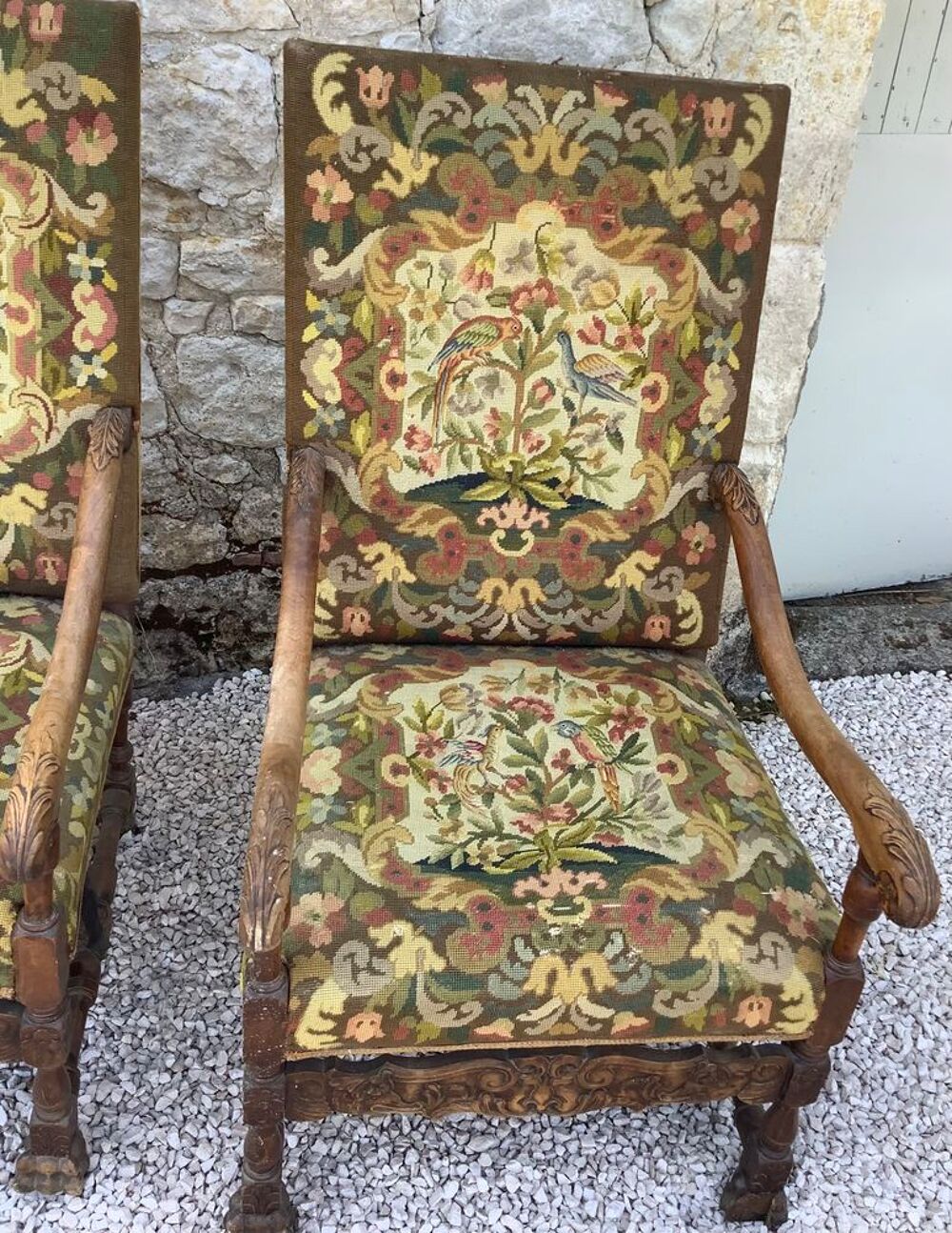 Une belle paire de fauteuils du style Louis XIII Meubles