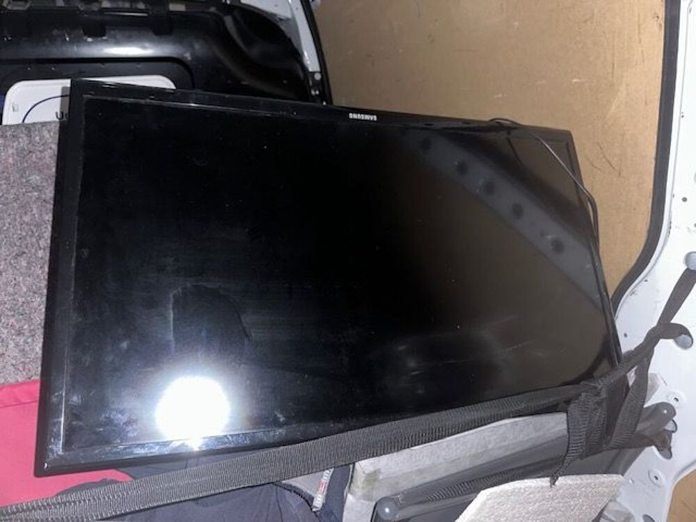 ? TV SAMSUNG 32 pouces ? Bon &eacute;tat ? pr&ecirc;te &agrave; l'emploi ? Meubles