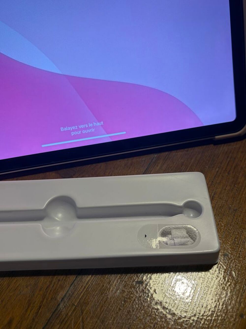 Apple iPad Air 5? g&eacute;n&eacute;ration ? Neuf avec stylet + recharge + Téléphones et tablettes