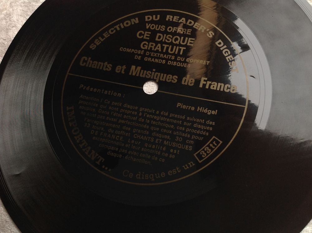 CHANTS ET MUSIQUES DE FRANCE DISQUE SOUPLE Envoi Possible
CD et vinyles