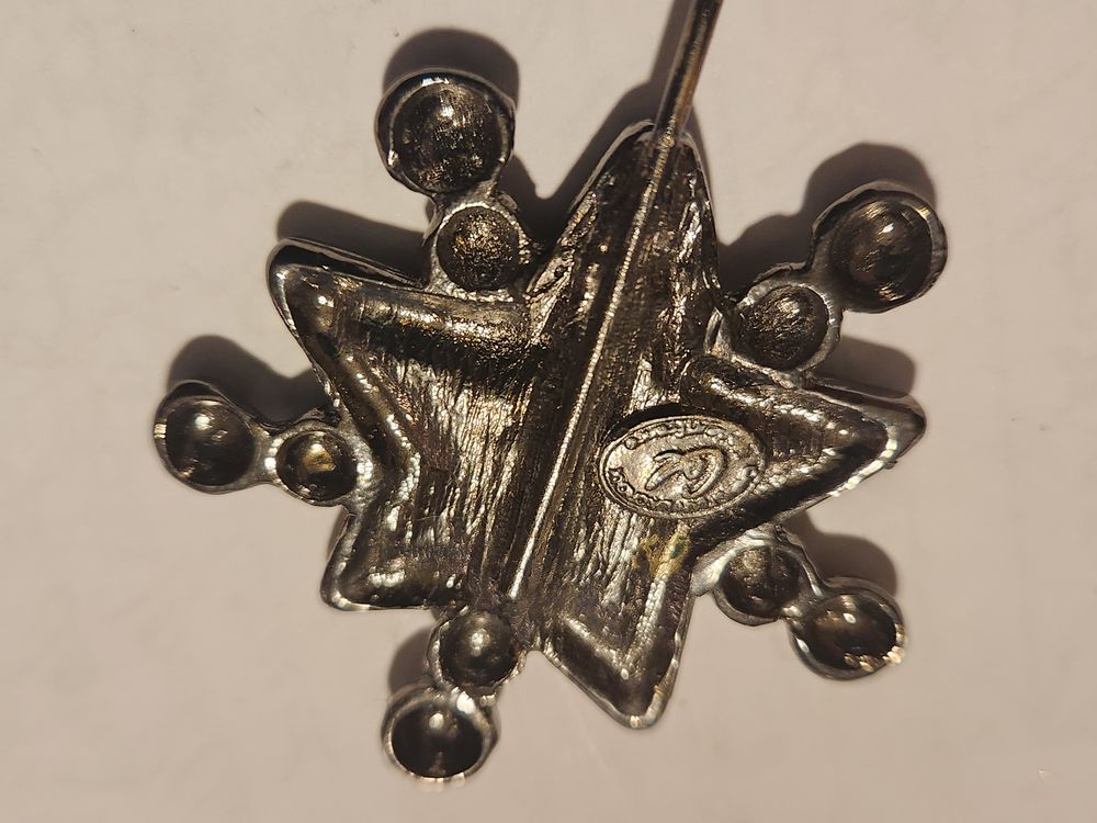 Pique &agrave; chapeau Etoile relief Nickel noir Christian LACROIX Bijoux et montres