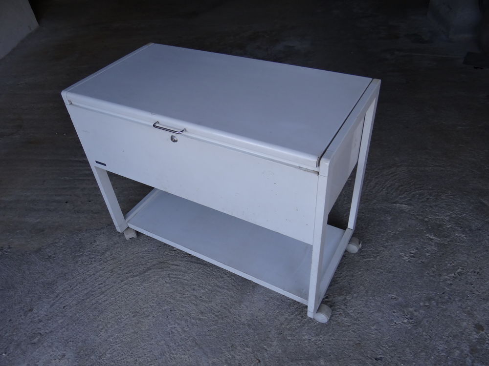 Classeur m&eacute;tallique de bureau. Meubles