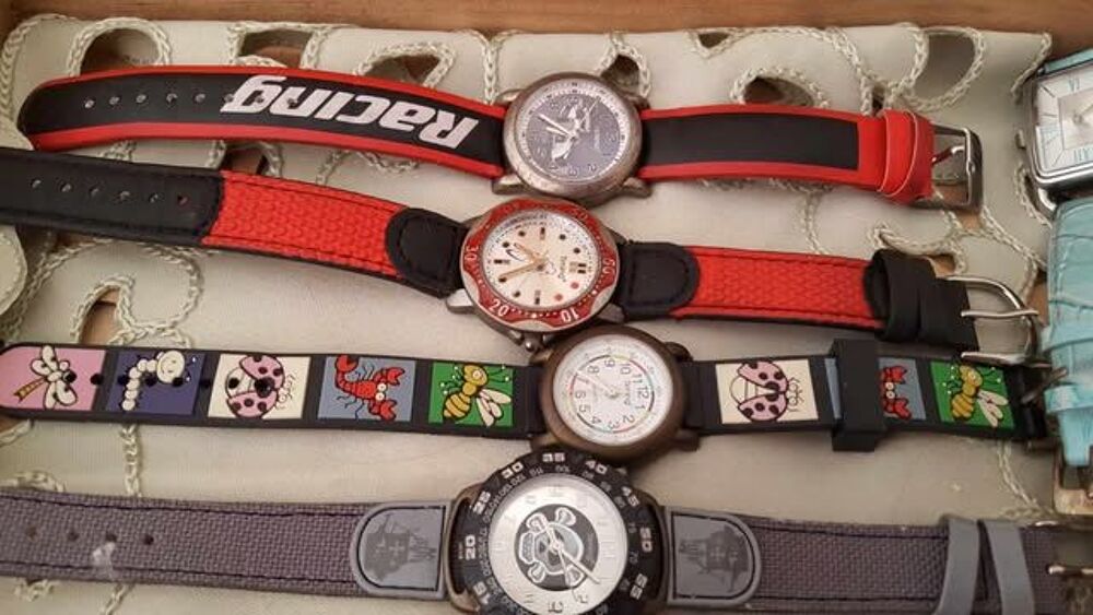  Dix montres sport unique+ coffret vitr&eacute; de valeur N&deg;1345 Bijoux et montres