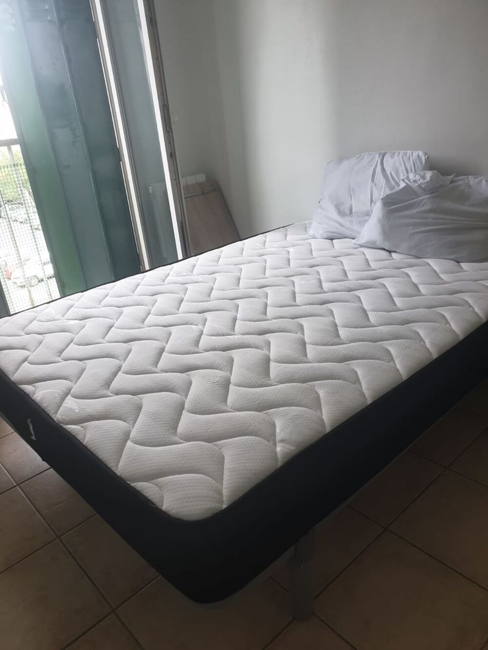 Lit complet (sommier, matelas, pieds) Meubles