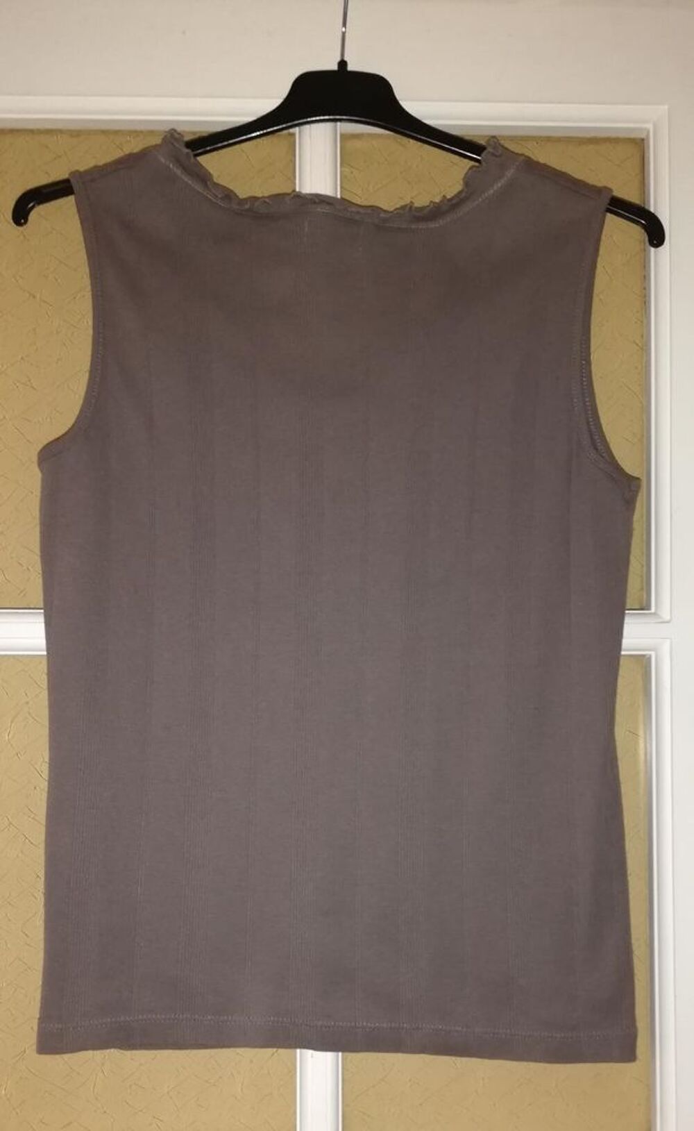 Tee-shirt femme sans manches. Vêtements
