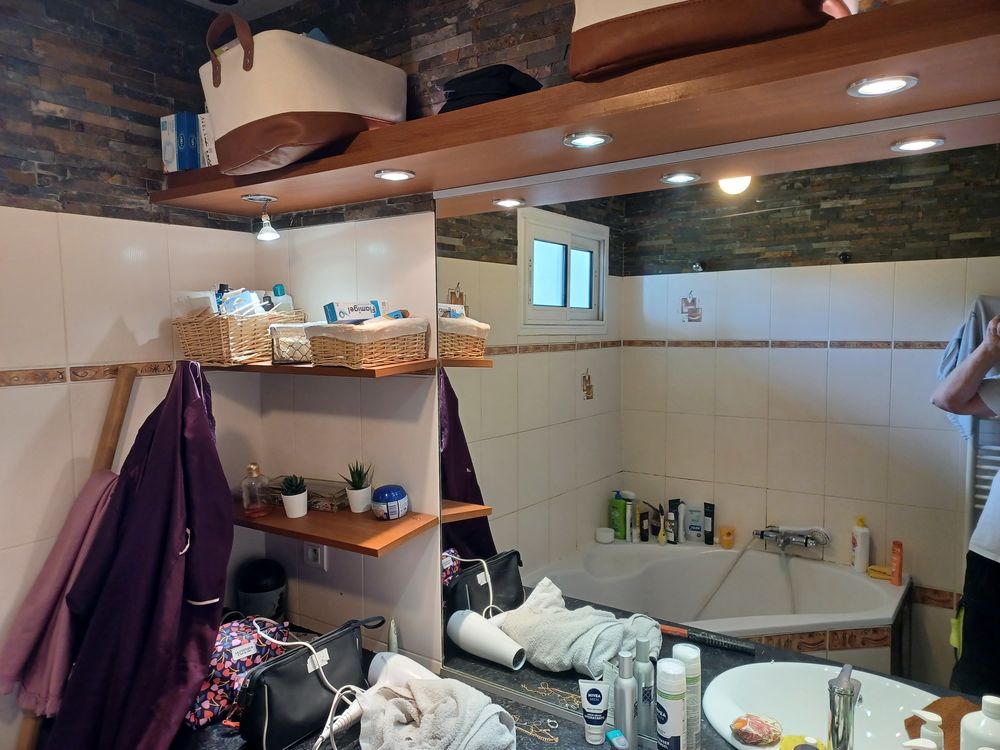 Tr&egrave;s belle salle de bain complet baignoire. Meble de qualit&eacute; Meubles