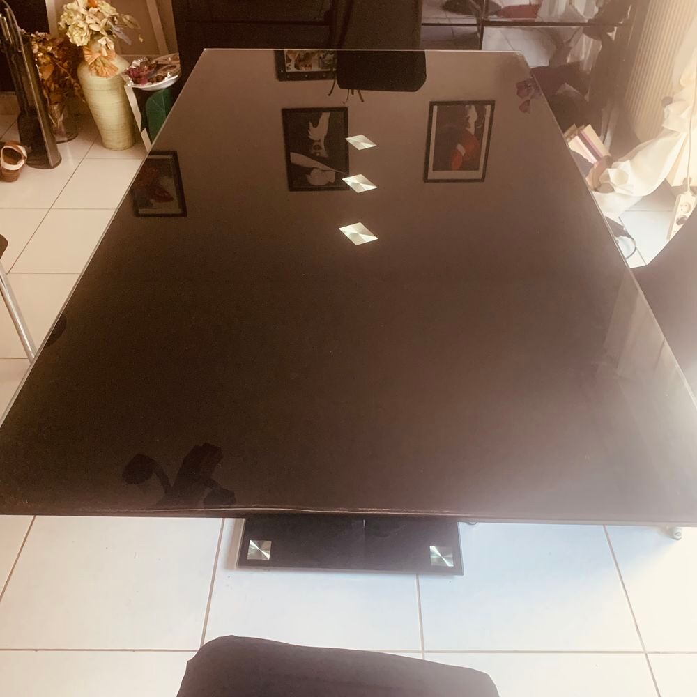 Belle table en verre et pieds inox
90 x 160 H 75cm
Meubles