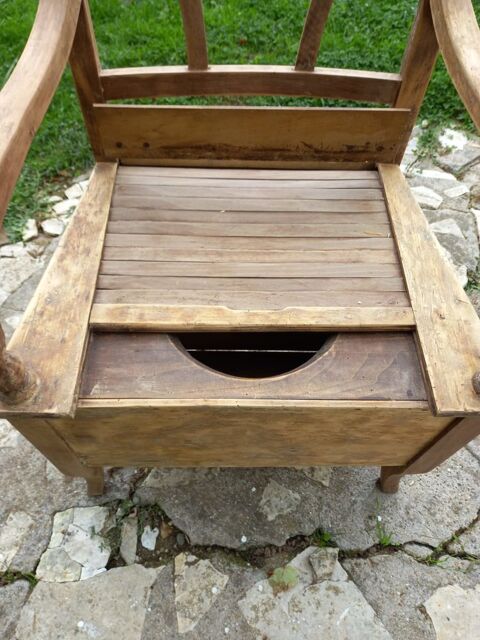 Fauteuil d'aisance style Louis XIV en bois 
25 Montbeton (82)