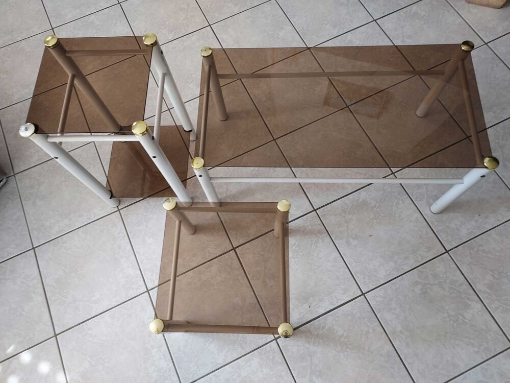 3 tables basses laqu&eacute; blanc et verre fum&eacute; Meubles