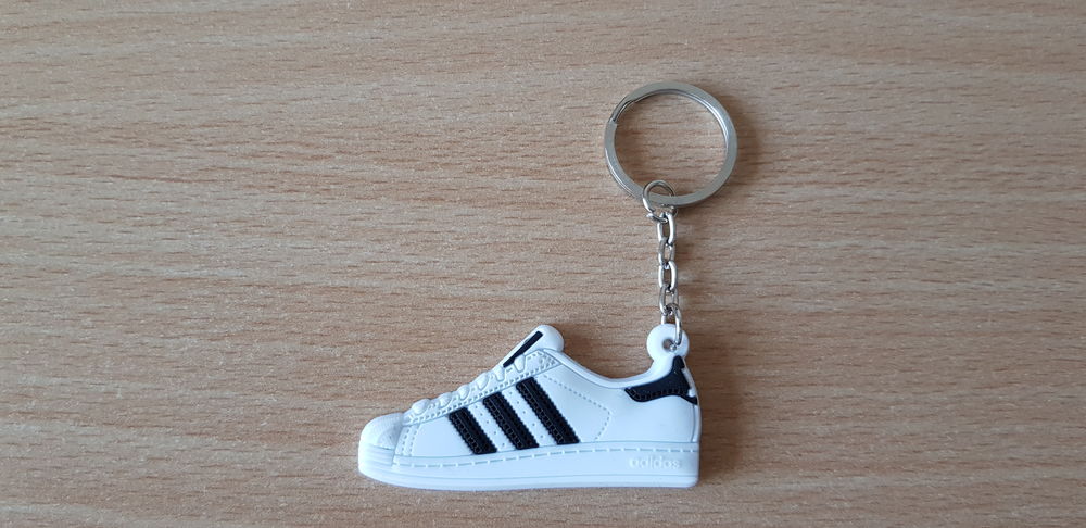 porte cl&eacute; basket sneakers Adidas superstar blanc 
