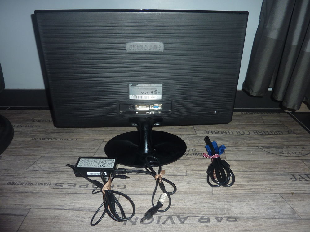 &Eacute;cran Samsung S23B300B 23 Pouces Matériel informatique