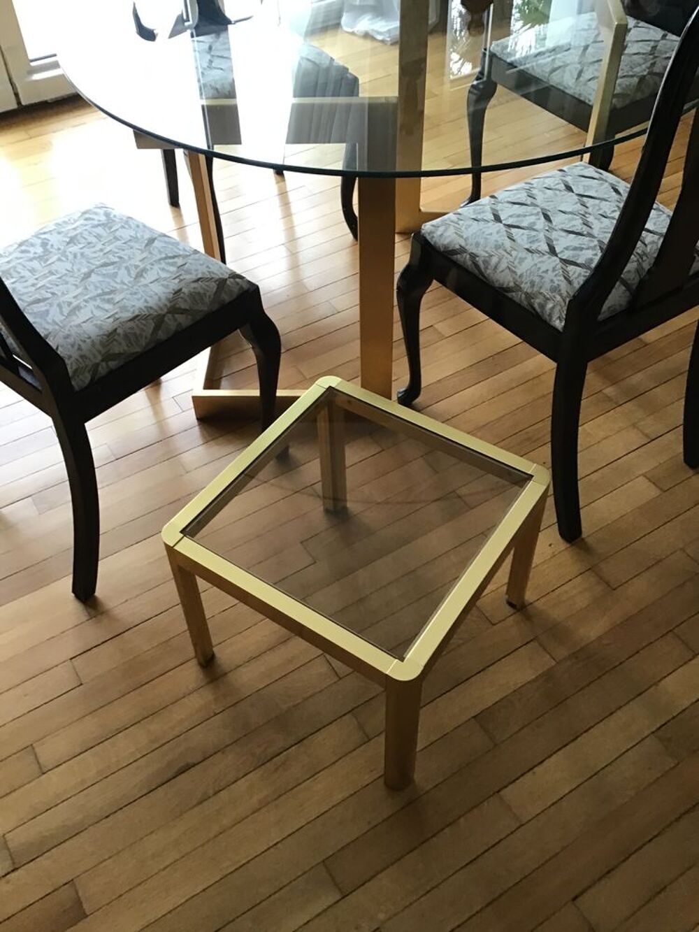 Table design + 4 chaises + bout de canap&eacute; Meubles