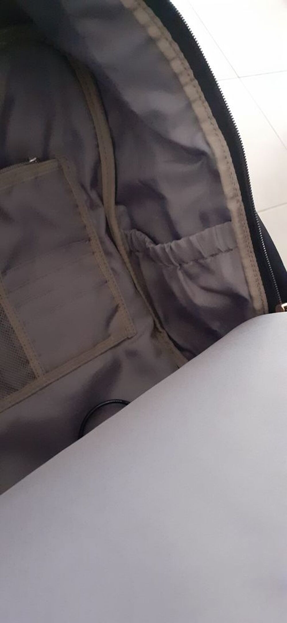 sac &agrave; dos avec port USB
Maroquinerie