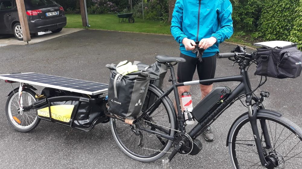 V&eacute;lo &agrave; assistance &eacute;lectrique + remorque + panneau solaire Vélos