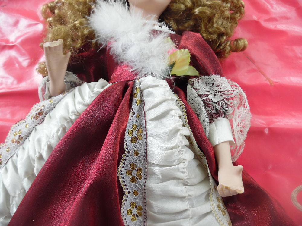 Pour collectionneur ou amateur Poup&eacute;e en porcelaine de 60 
