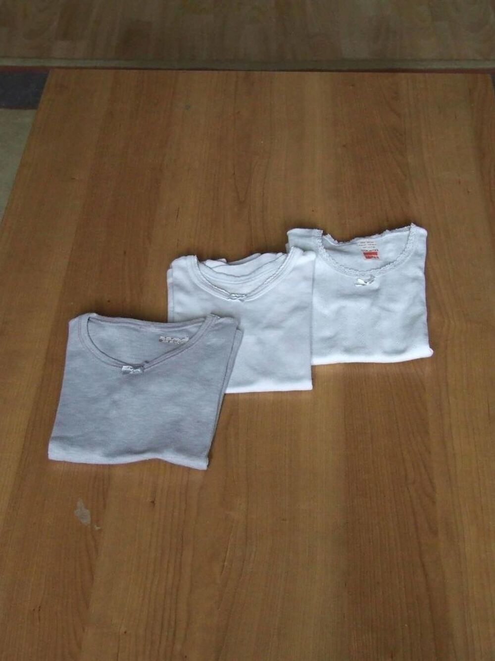 Lot 23, 3 tee-shirts manches courtes, 2 blancs 1 gris Vêtements enfants