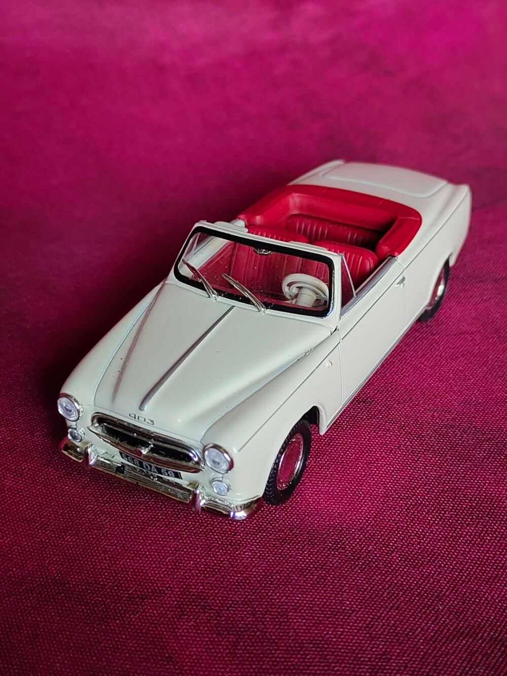 Voiture miniature peugeot 403 cabriolet Jeux / jouets