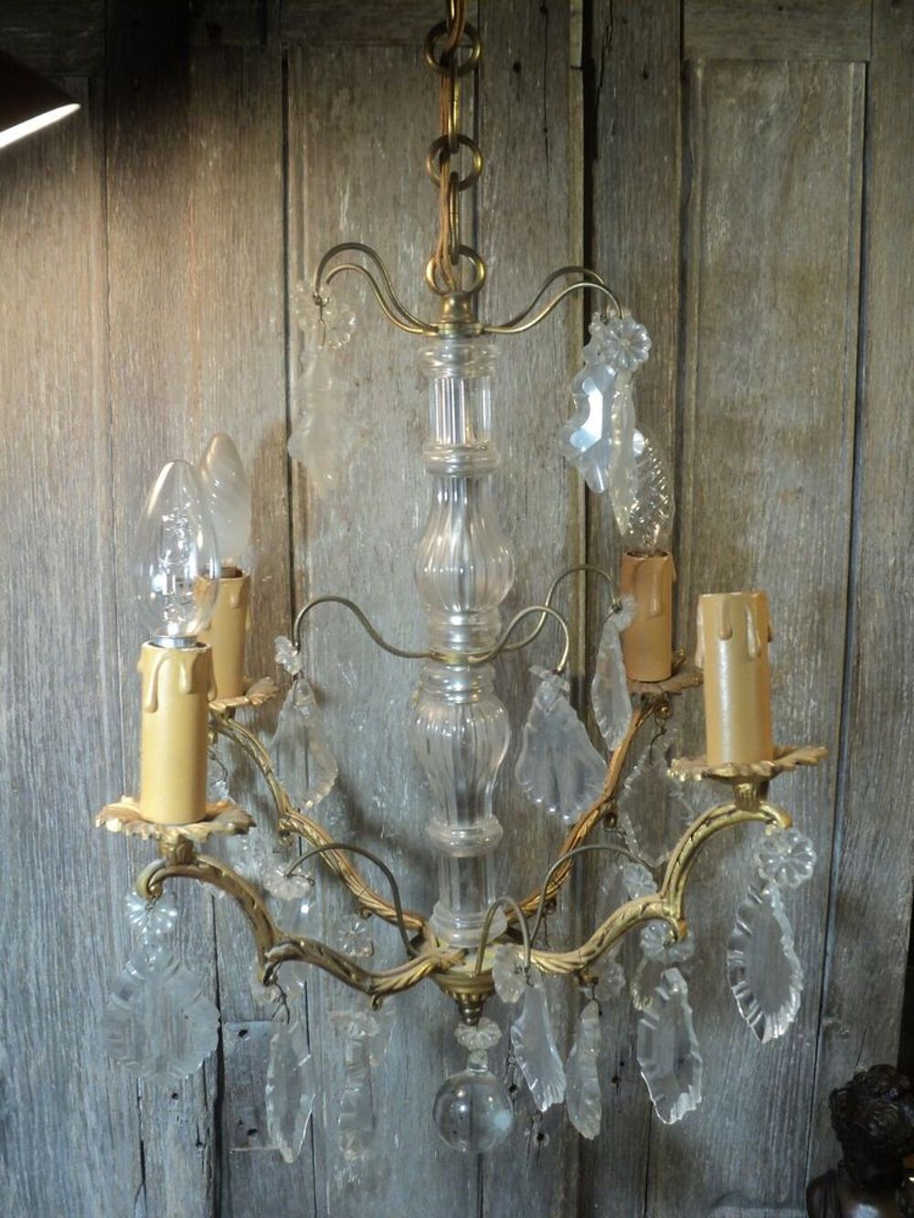 Ancien Lustre &agrave; Pampilles Bronze Cristal Quatre Feux. Décoration