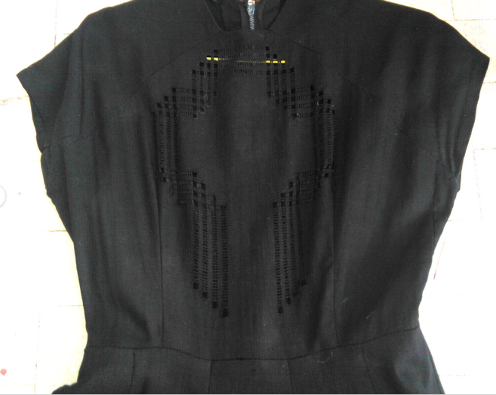 Vintage Robe "Henry A La Pens&eacute;e" authentique haut ajour&eacute; 