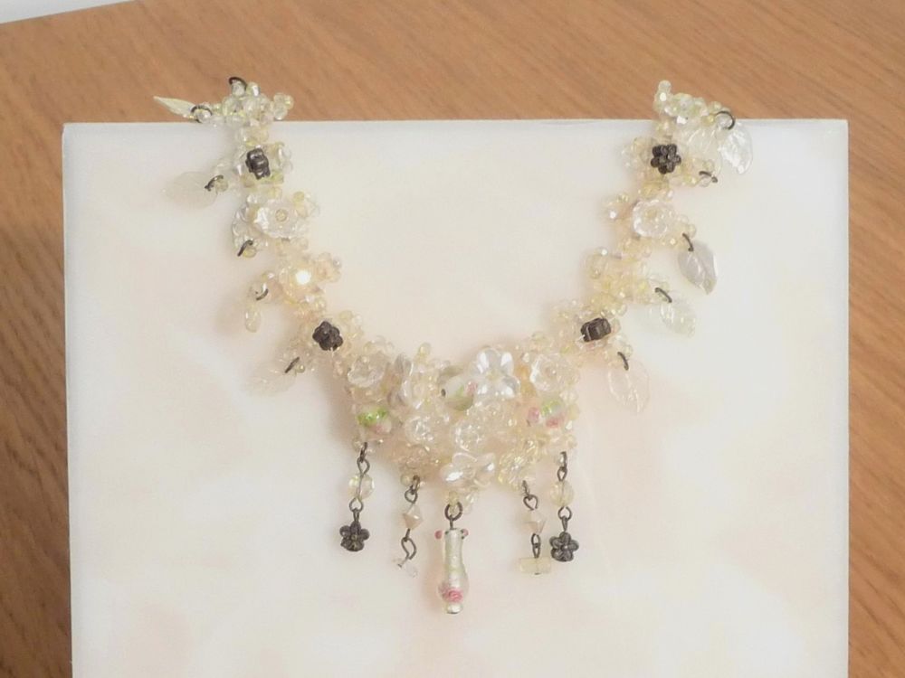 Collier avec Perles en Plastique Blanc et sa Chaine Double Bijoux et montres