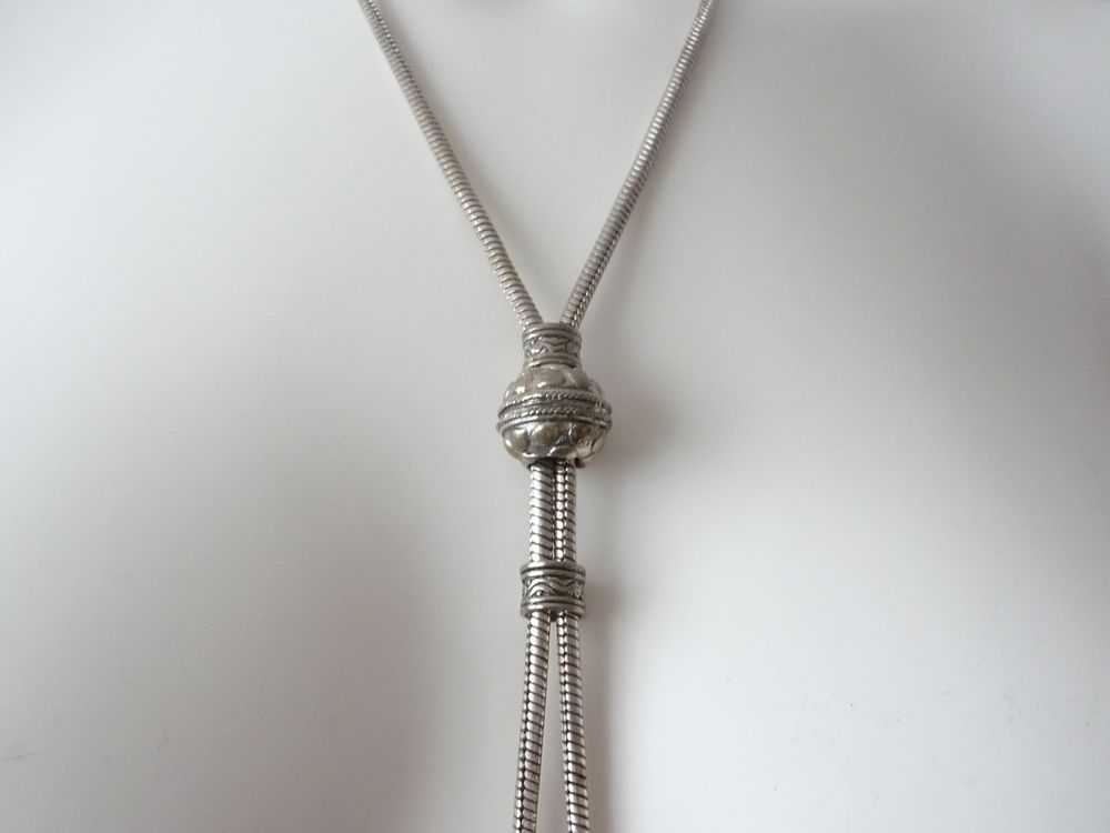 Collier/ Sautoir en M&eacute;tal Argent&eacute; Vieilli avec ses Breloques Bijoux et montres
