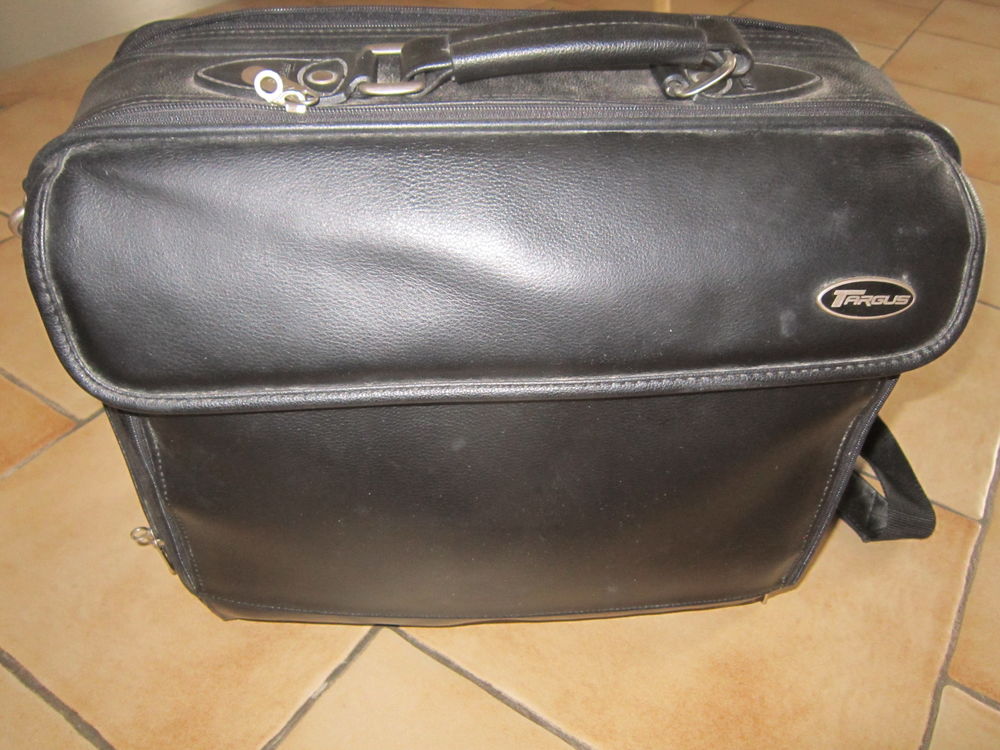 Un sac en cuir de couleur noire pour ordinateur Maroquinerie