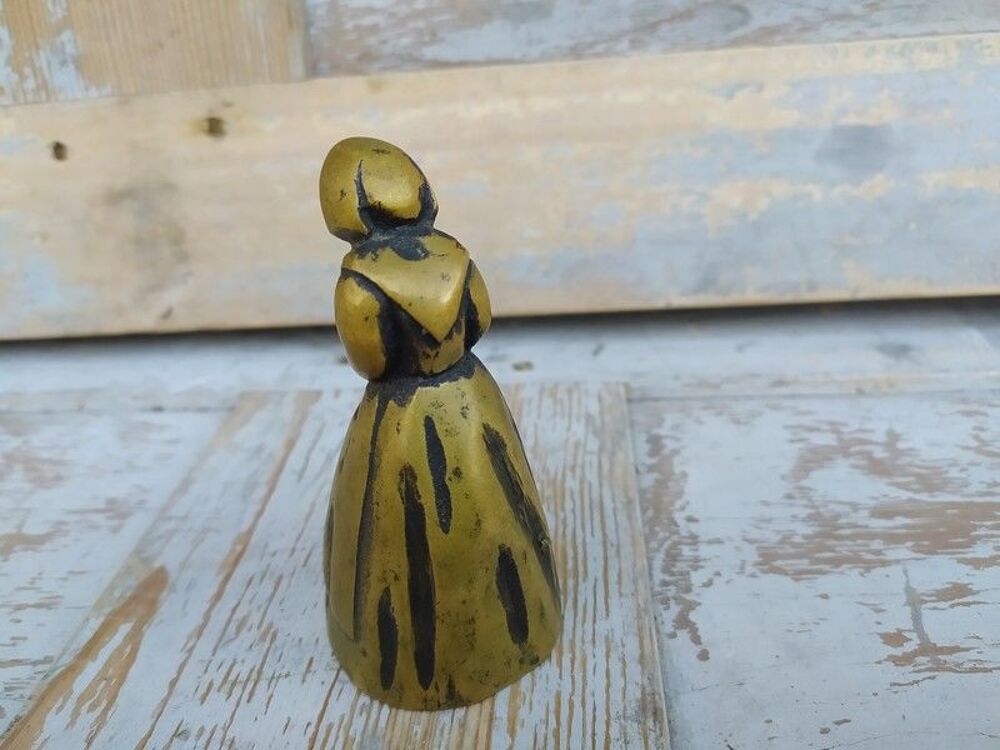 Ancienne Cloche de Table Bronze Femme &Acirc;g&eacute;e XIX&egrave;me 
Décoration
