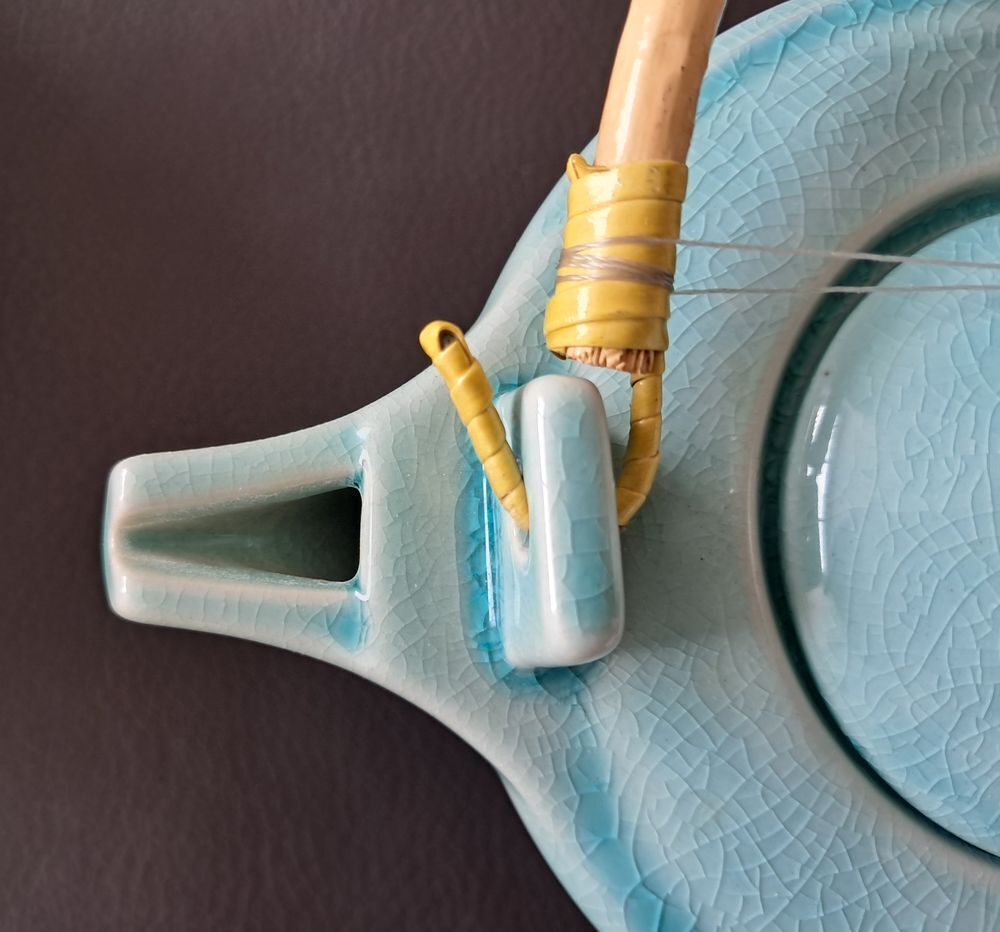 th&eacute;i&egrave;re en c&eacute;ramique &eacute;maill&eacute;e bleu avec anse en bambou Cuisine