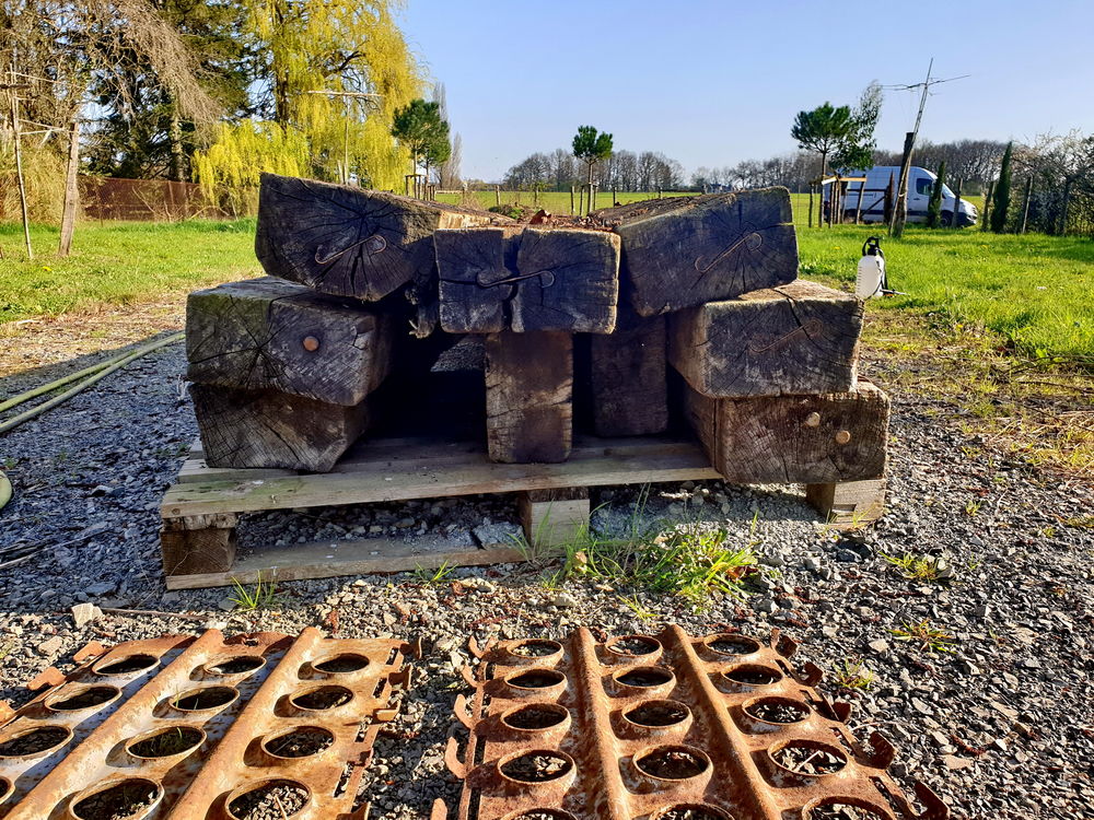 Poutres en ch&ecirc;ne de diff&eacute;rentes longueurs : Jardin